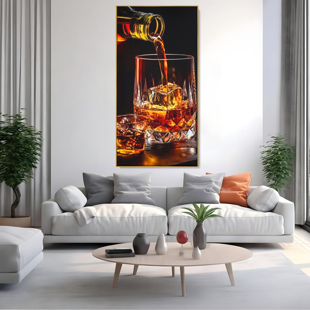 Tablou canvas cu tablou canvas cu turnare de whisky, in rama de aluminiu auriu, pe perete intr-un living